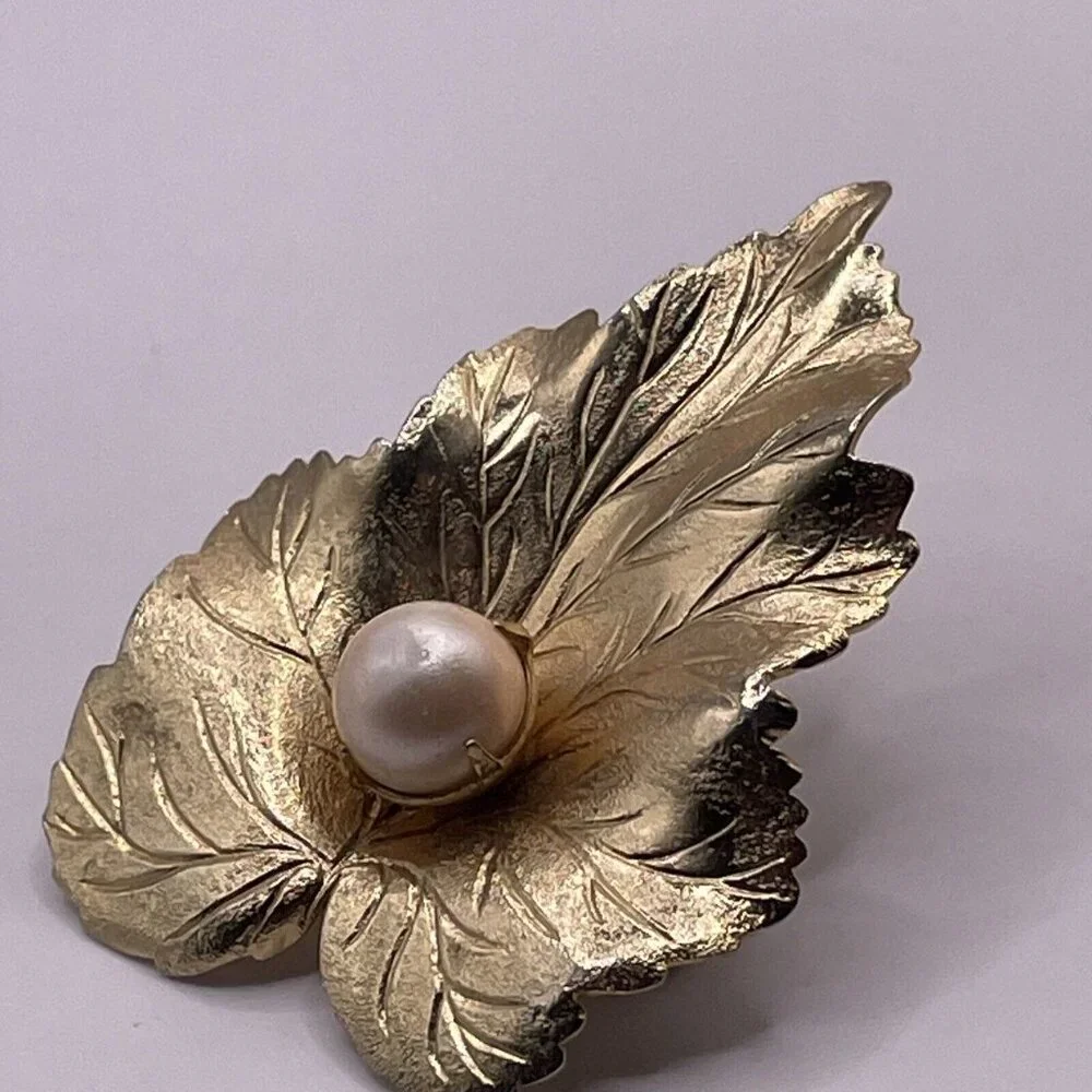 Vintage Sarah Coventry Gold Tone Faux Pearl 3D Leaf‎ Brooch Pin Textured